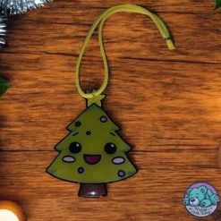 Kawaii Weihnachtsbaum Anhänger handgemacht – Schrumpffolie, handgezeichnet & versiegelt