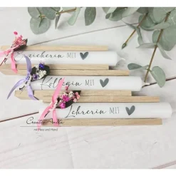 Kerze - Stabkerze mit Spruch -Kollegin mit Herz, Erzieherin, Lehrerin usw. - Dekoriert mit Holz - Danke Dankegeschenk