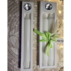 Kerzenhalter-Set aus Raysin – Handgegossen, mit Stabkerzen.