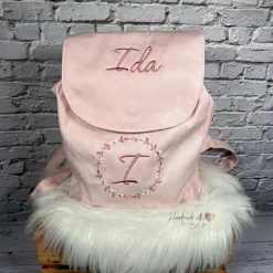 Kinder Rucksack mit Blumenkranz, Initial & Namen bestickt I personalisierter Kinderrucksack I Kita Tasche in 5 Farben