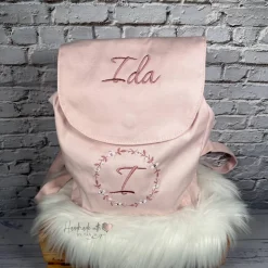 Kinder Rucksack mit Blumenkranz, Initial & Namen bestickt I personalisierter Kinderrucksack I Kita Tasche in 5 Farben