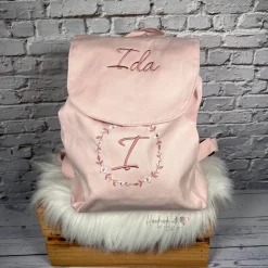 Kinder Rucksack mit Blumenkranz, Initial & Namen bestickt I personalisierter Kinderrucksack I Kita Tasche in 5 Farben