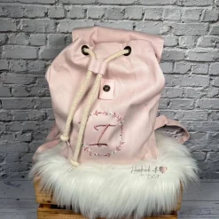 Kinder Rucksack mit Blumenkranz, Initial & Namen bestickt I personalisierter Kinderrucksack I Kita Tasche in 5 Farben