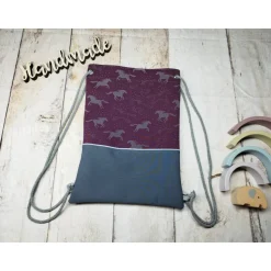 Kindergarten Turnbeutel Pferde Reflektor bordeaux– Softshell, 3 Größen, personalisierbar