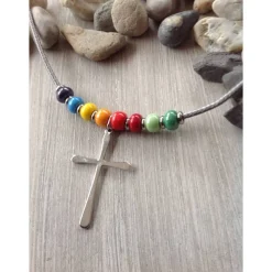 Kinderkette mit einem schlichten Kreuz und Rocailles in Regenbogenfarben