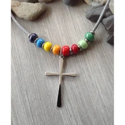 Kinderkette mit einem schlichten Kreuz und Rocailles in Regenbogenfarben