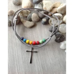 Kinderkette mit einem schlichten Kreuz und Rocailles in Regenbogenfarben