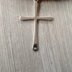 Kinderkette mit einem schlichten Kreuz und Rocailles in Regenbogenfarben