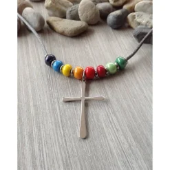 Kinderkette mit einem schlichten Kreuz und Rocailles in Regenbogenfarben