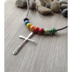 Kinderkette mit einem schlichten Kreuz und Rocailles in Regenbogenfarben