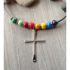 Kinderkette mit einem schlichten Kreuz und Rocailles in Regenbogenfarben