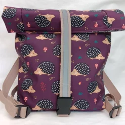 Kinderrucksack aus weinrotem Softshell mit Igel-Motiven