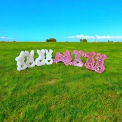 Klassische weiße und moderne pinke Häschen