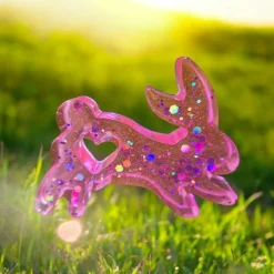 Klassische weiße und moderne pinke Häschen