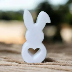 Klassische weiße und moderne pinke Häschen