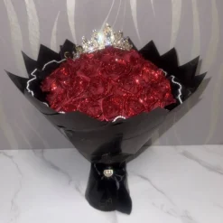 Klassischer ewiger Rosenstrauß mit roten Glitzerrosen und funkelndem Diadem