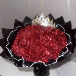 Klassischer ewiger Rosenstrauß mit roten Glitzerrosen und funkelndem Diadem