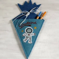 Kleine bestickte Schultüte "Astronaut" aus Wollfilz in drei Größen *individuell nach Wunsch angefertigt