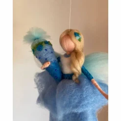 kleine blaue Schultütenfee, Filzfee, Waldorfinspirierte Filzelfe mit Schultüte, Filzfee aus Märchenwolle, Ooakdoll, Filz