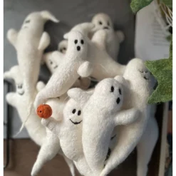 Kleine Filzgeister zum Aufhängen – handgemacht aus Wolle & Baumwollfasern, jeder ein Unikat