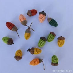 kleine gehäkelte Eicheln