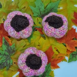 Kleine gehäkelte Kürbisse in rosa