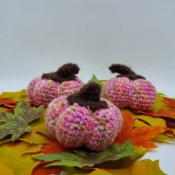 Kleine gehäkelte Kürbisse in rosa