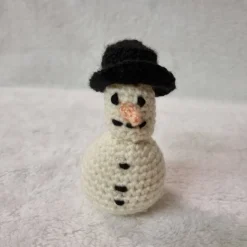 Kleine gehäkelte Schneemänner, verschiedene Ausführungen