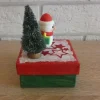 kleine Geschenkverpackung mit Schneemann und Tannenbaum
