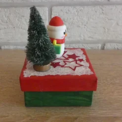 kleine Geschenkverpackung mit Schneemann und Tannenbaum