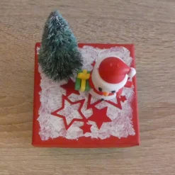 kleine Geschenkverpackung mit Schneemann und Tannenbaum