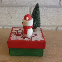 kleine Geschenkverpackung mit Schneemann und Tannenbaum