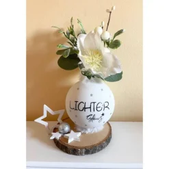 Kleine Vase aus Weihnachtsbaumkugel – Weihnachtsdeko mit Christrose & Sternen