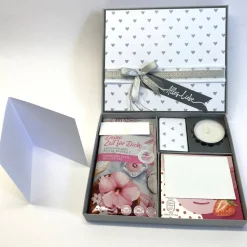 Kleine Wellnessbox, Handgemachte Geschenkverpackung aus Tonkarton mit Badesalz, Schokolade & Grußkärtchen