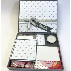 Kleine Wellnessbox, Handgemachte Geschenkverpackung aus Tonkarton mit Badesalz, Schokolade & Grußkärtchen