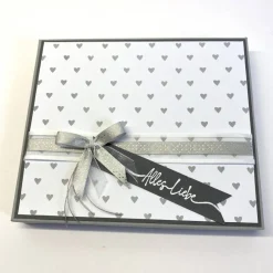 Kleine Wellnessbox, Handgemachte Geschenkverpackung aus Tonkarton mit Badesalz, Schokolade & Grußkärtchen