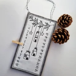 Kleiner Adventskalender aus Filz in grau, bestickt - "Häuschen" - von he-ART by helen hesse