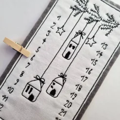 Kleiner Adventskalender aus Filz in grau, bestickt - 