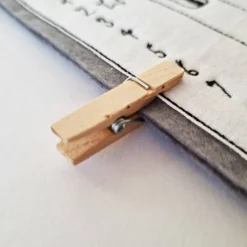 Kleiner Adventskalender aus Filz in grau, bestickt - 