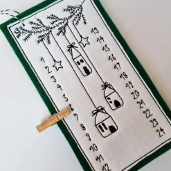 Kleiner Adventskalender aus Filz in grün, bestickt - "Häuschen" - von he-ART by helen hesse