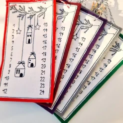 Kleiner Adventskalender aus Filz in grün, bestickt - "Häuschen" - von he-ART by helen hesse