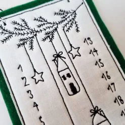 Kleiner Adventskalender aus Filz in grün, bestickt - 