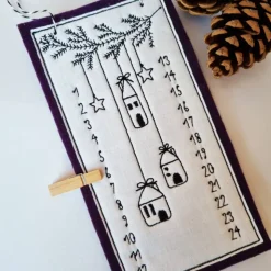 Kleiner Adventskalender aus Filz in lila, bestickt - "Häuschen" - von he-ART by helen hesse