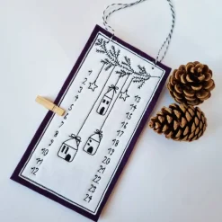 Kleiner Adventskalender aus Filz in lila, bestickt - 