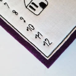 Kleiner Adventskalender aus Filz in lila, bestickt - 