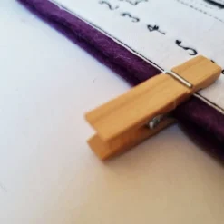 Kleiner Adventskalender aus Filz in lila, bestickt - 