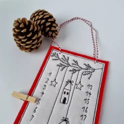 Kleiner Adventskalender aus Filz in rot, bestickt - "Häuschen" - von he-ART by helen hesse