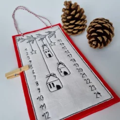 Kleiner Adventskalender aus Filz in rot, bestickt - 