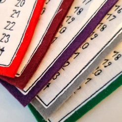 Kleiner Adventskalender aus Filz in weinrot, bestickt - 