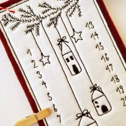 Kleiner Adventskalender aus Filz in weinrot, bestickt - 